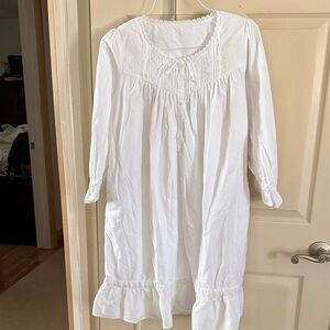 Eileen West white flannel nightgown in size small